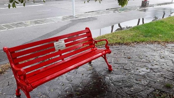 Sale Marasino, nella Giornata mondiale contro la violenza sulle donne inaugurata una panchina in ricordo di Agnese Schioppetti