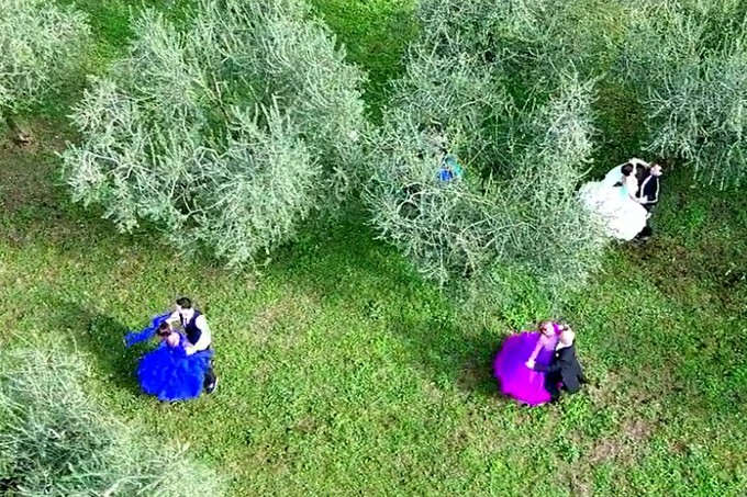 Valzer dell’olio: si balla tra gli uliveti del Sebino nel video di Alessandro Tomasi