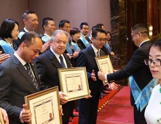 da Ponte di Legno alla Cina, un prestigioso riconoscimento per Andrea Bulferetti e figlio