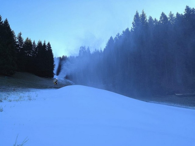 Borno, Montecampione e Pontedilegno. La neve non c’è, ma le basse temperature permettono di sparare quella artificiale