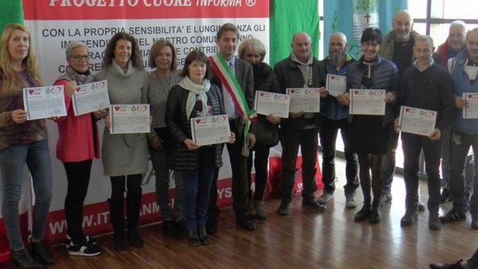 Marone, donati altri due defibrillatori grazie ai commercianti
