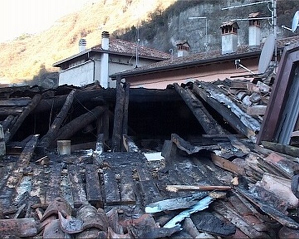 Erbanno, in fiamme il tetto di un’abitazione in centro storico