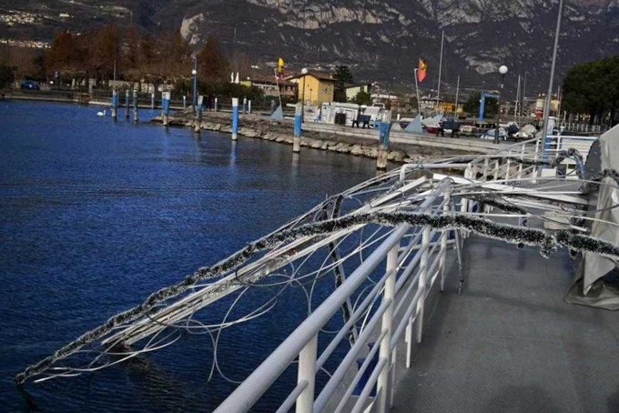 Pisogne, il vento scaraventa l’albero di Natale nel lago