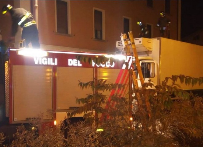 Edolo, camion urta un albero e stacca un ramo: disagi in Viale Derna