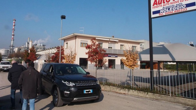 Comprano l’auto online, ma è una truffa: tra le vittime anche una coppia di Breno