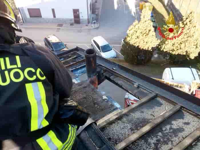 Sonico: incendio di una canna fumaria in centro al paese