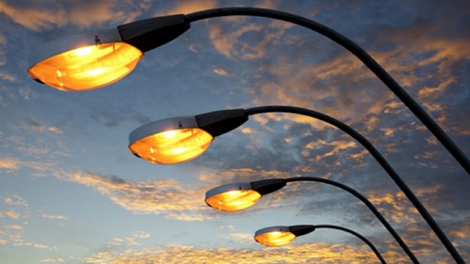 Terzano di Angolo Terme, l’illuminazione pubblica fa i capricci: tecnici al lavoro