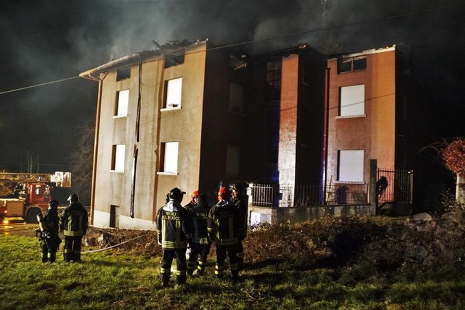 Montecchio, incendio distrugge tetto: tre famiglie evacuate