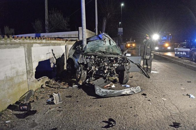 Iseo, 24enne muore dopo lo schianto della sua auto contro un palo