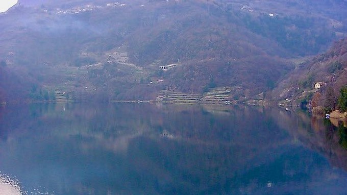 Macchie nel Lago Moro: colpa del caldo anomalo