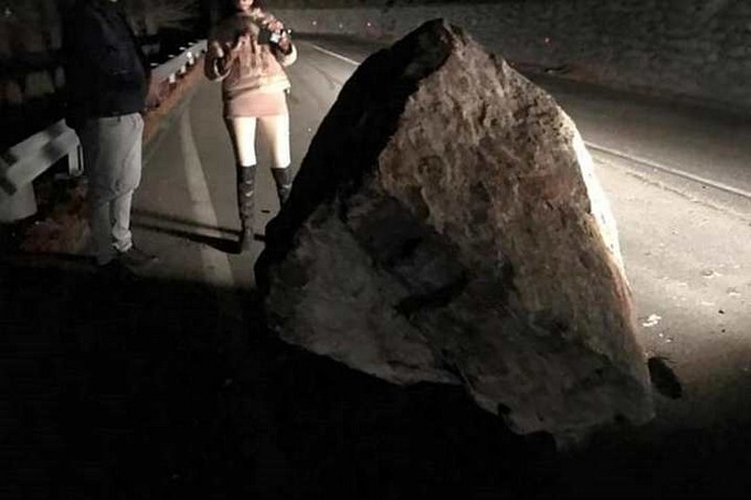 Un grosso masso sulla litoranea bergamasca del Sebino. Strada riaperta dopo un venerdì di disagi