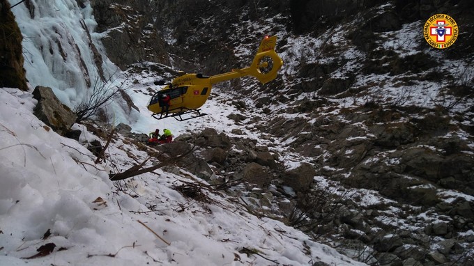 Vezza d’Oglio. Ferito sulla cascata di ghiaccio, interviene il Soccorso alpino