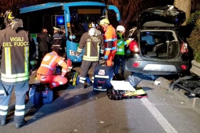 Lovere: il bilancio è di undici persone ferite, di cui due gravi, nello scontro tra un pullman e due auto