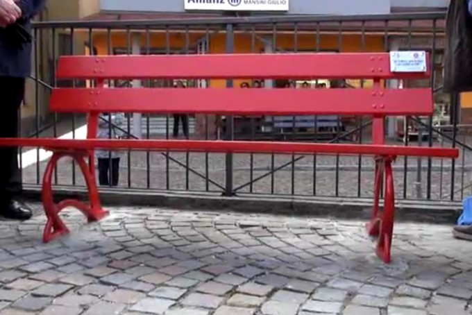 Cedegolo, una panchina rossa in piazza per dire No alla violenza sulle donne