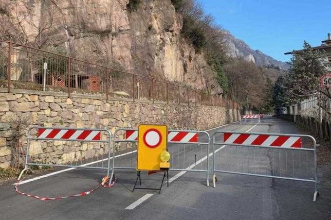 Darfo, le “corne rosse” scaricano materiale: chiuso un tratto di via Calatafimi