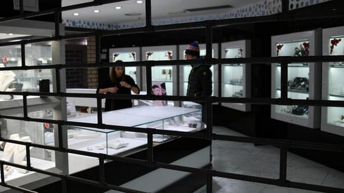 Via con gioielli per 50mila euro: rapina al centro commerciale Le Torbiere
