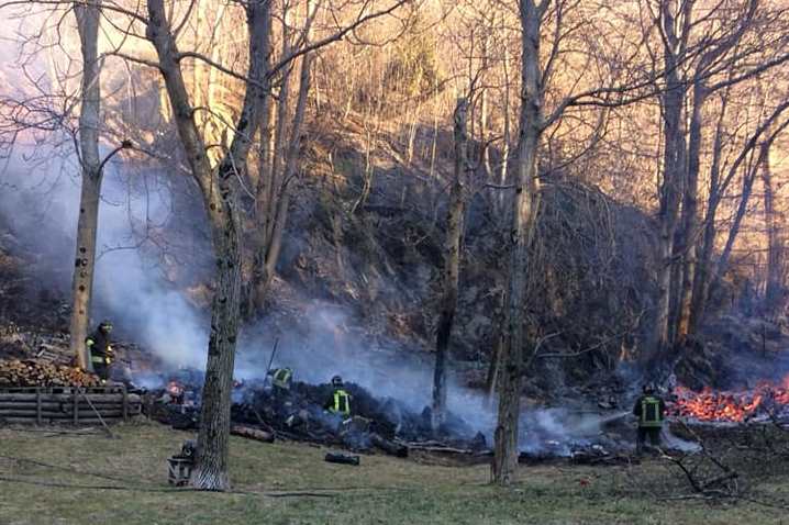 Cedegolo, tre ore di lavoro per spegnere l’incendio nei boschi appena fuori dalla frazione Grevo
