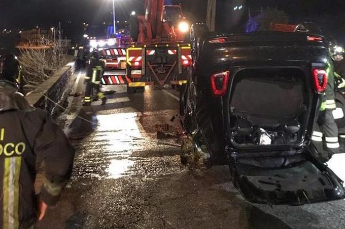 Sale Marasino, auto esce di strada e finisce nel lago. Muore 28enne