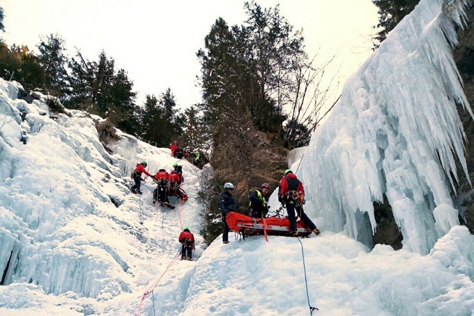 Cnsas, esercitazione su cascata di ghiaccio in Vallecamonica per la V Bresciana