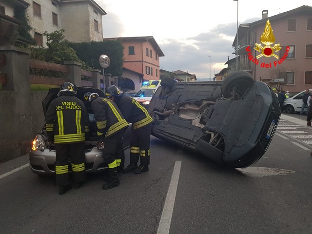 Darfo, auto si ribalta al “Cappellino”, 53enne in ospedale
