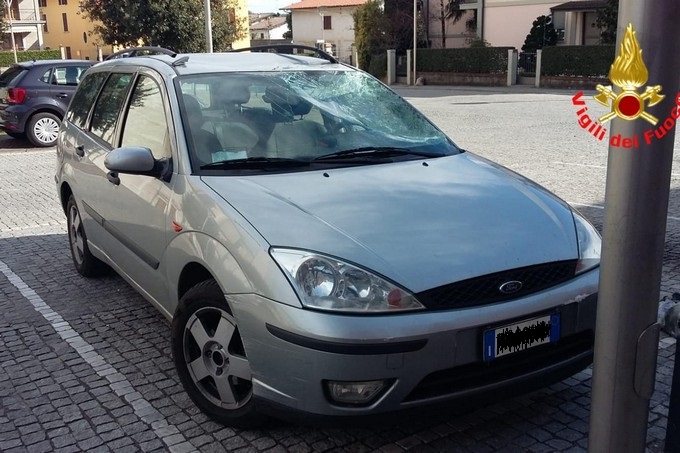 Provezze, lastra di piombo cade dal campanile e colpisce auto