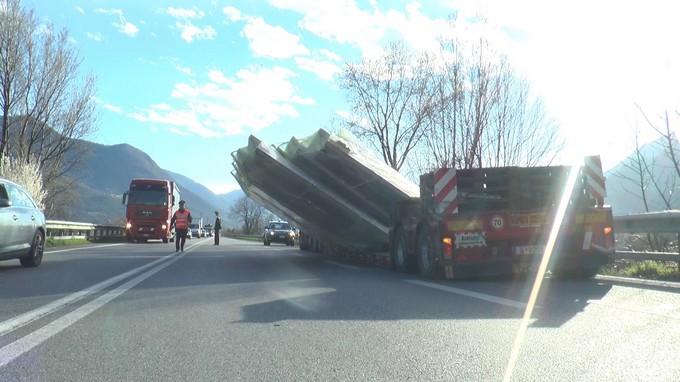 Un incidente e la perdita di un carico: pomeriggio di passione sulle strade camuno-sebine