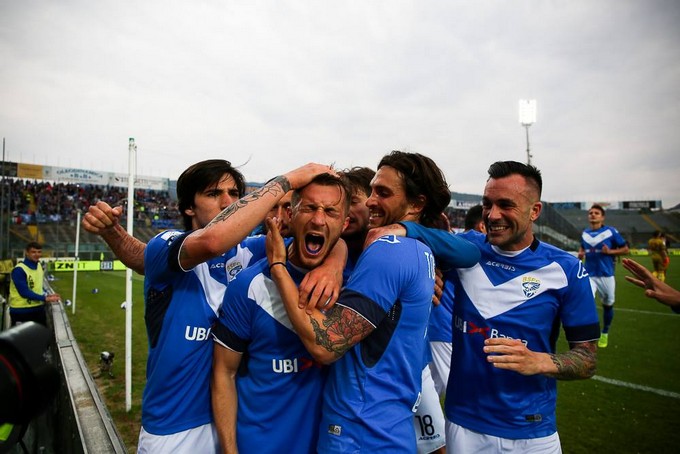 Calcio, il Brescia vince contro la Salernitana: una vittoria contro il Lecce per garantirsi in anticipo la Serie A