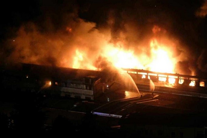 Marone, in fiamme l’azienda Feltri. Notte di lavoro per i Vigili del fuoco