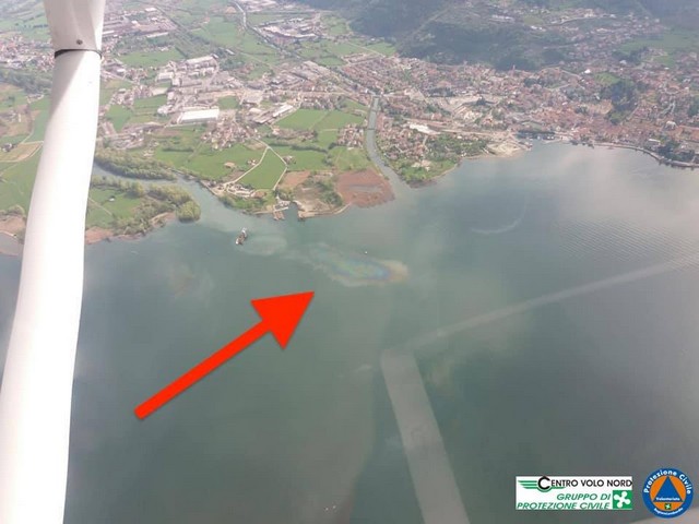 Le analisi confermano: la chiazza sul lago d’Iseo causata da idrocarburi, c’è un nesso con l’incendio alla Valcart