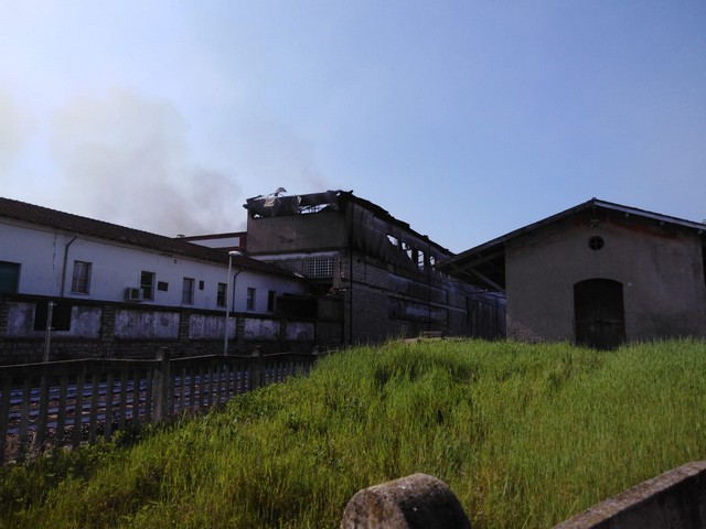 Feltri, il muro che incombe sui binari ha le ore contate. Prosegue la bonifica dei capannoni distrutti dalle fiamme