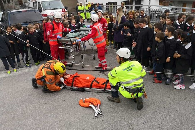 Protezione civile, Croce rossa, unità cinofile a scuola. A Niardo scatta l’evacuazione a sorpresa