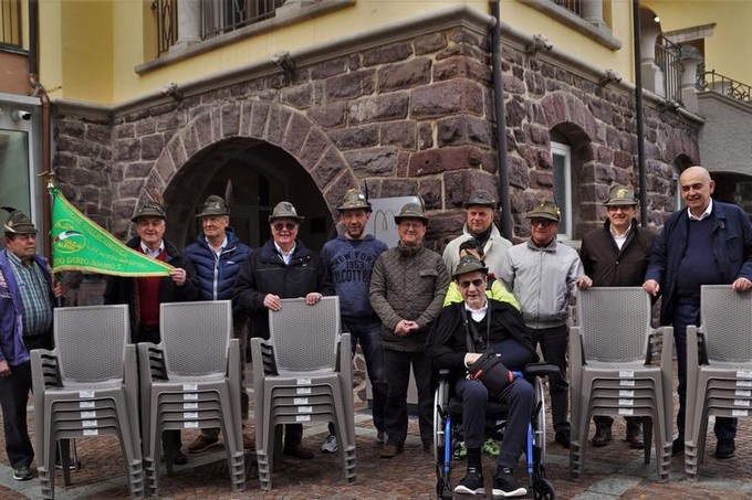 Darfo, trenta sedie donate agli Alpini per la residenza ‘Angelo Maj’