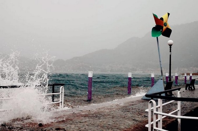Rami caduti e tombini saltati: fa paura (ma dura poco) il temporale sul lago d’Iseo ed in Valle