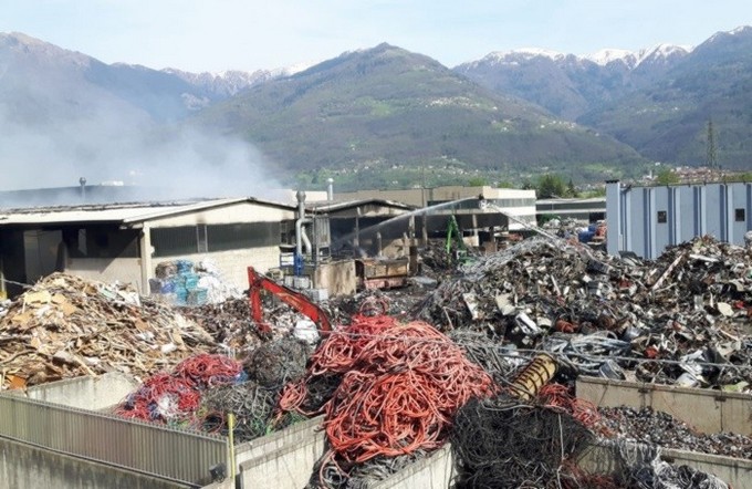 Rogno, due mesi dopo l’incendio alla Valcart c’è ancora il divieto di consumo di frutta ed ortaggi