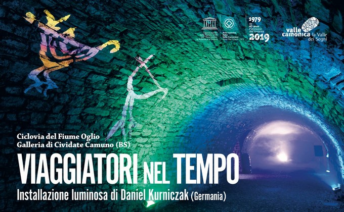 ‘Viaggiatori nel tempo’, a Cividate Camuno arriva l’installazione luminosa di Daniel Kurniczak