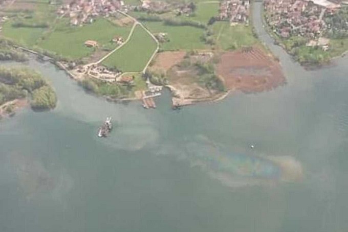 Chiazza inquinante nel Sebino: le ipotesi di uno sversamento in seguito alle operazioni di spegnimento del rogo della Valcart