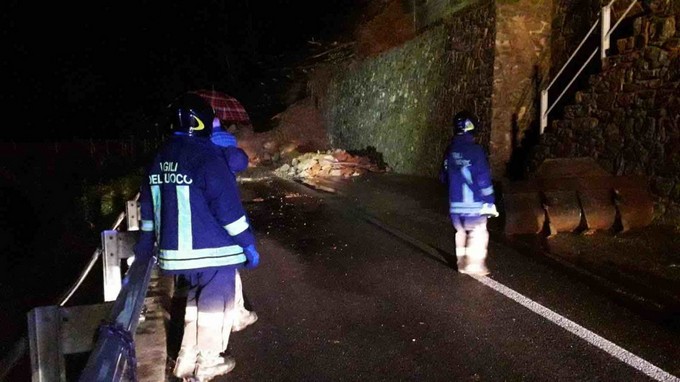 Paisco, frana lungo la sp 294. Strada aperta ma costantemente monitorata