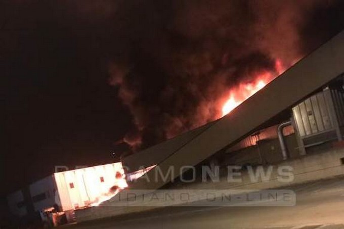 Ancora una notte di fiamme: incendio alla Valcart di Rogno