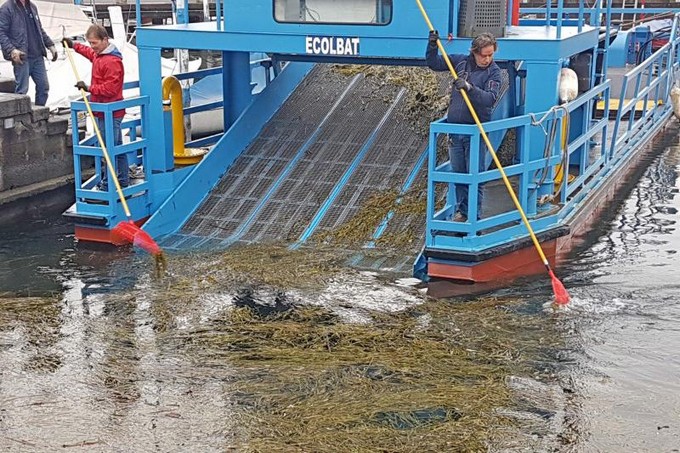 I battelli spazzino al lavoro sul lago d’Iseo per ripulirlo dalle alghe