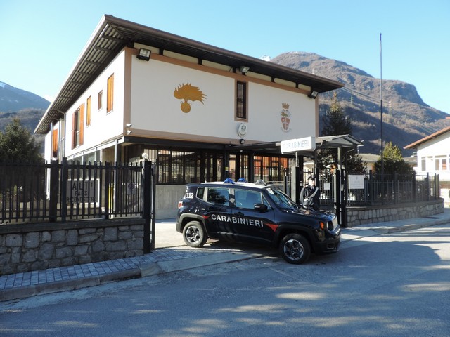 Commerciante di auto minacciato da un acquirente. I Carabinieri di Capo di Ponte arrestano tre persone