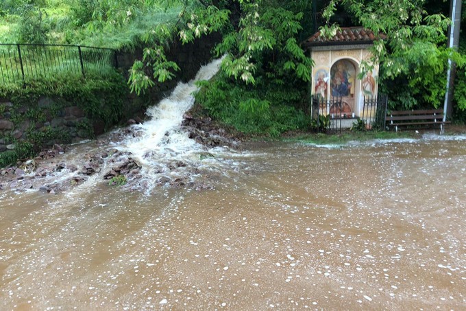 Piogge ed inondazioni tra Angolo Terme e Darfo: cantine allagate, ponte Dezzo temporaneamente chiuso