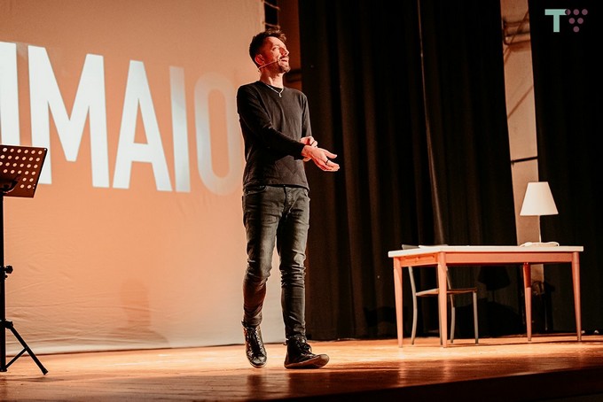 A Breno arriva Andrea Scanzi con SalviMaio: ‘Ecco perché porto la politica a teatro’