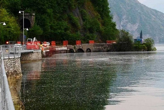 Pisogne, una nuova macchia sul lago fa insospettire i passanti. Ma si tratta di pollini