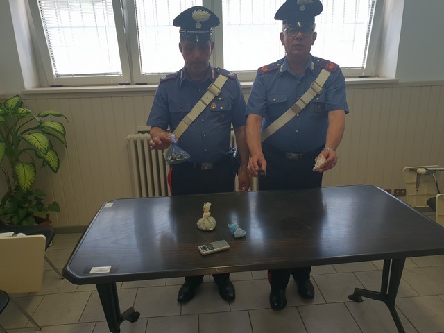 Nascondeva droga in casa, arrestato 21enne di Esine per spaccio
