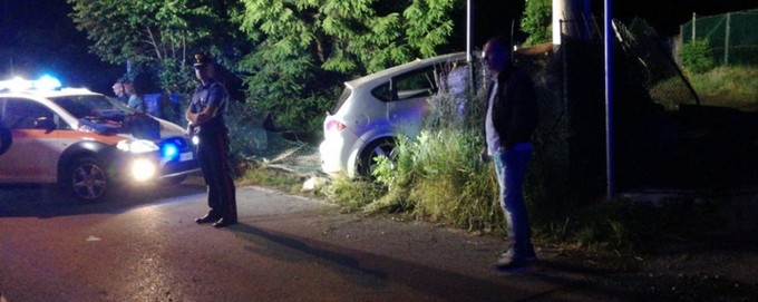 Clusone, auto contro recinzione. Due feriti