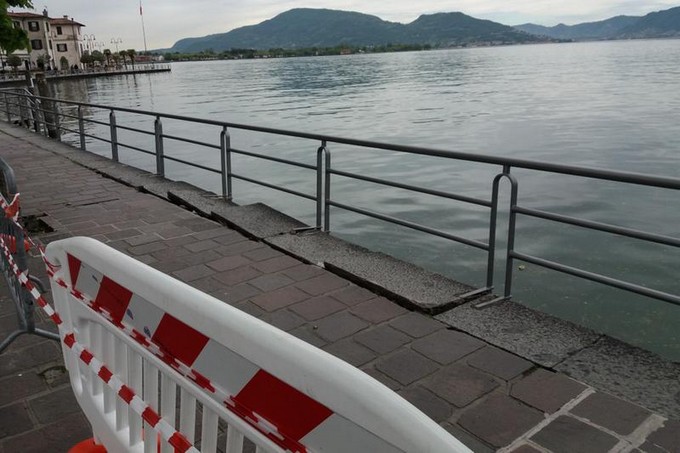 Dopo il maltempo il lungolago di Iseo si presenta ai turisti transennato in più punti