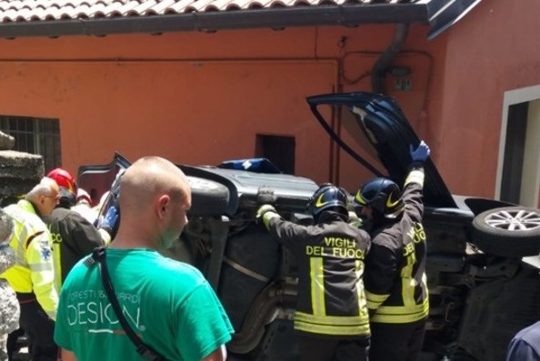 Predore, 25enne di Sarnico si ribalta con l’auto. Trasportato in eliambulanza al Civile