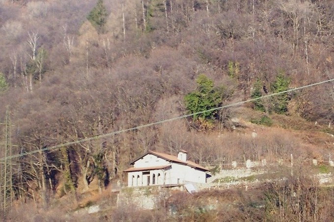 Nadro, dopo il furto gli alpini rifanno le grondaie alla santella dell’Addolorata