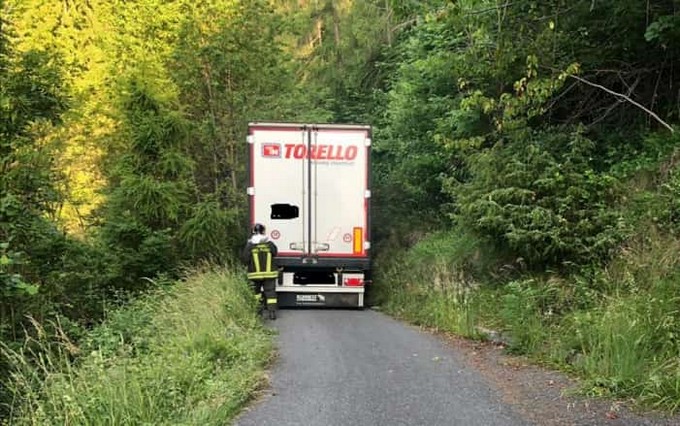 Camion segue il navigatore e si incastra lungo la strada per Galleno di Corteno Golgi