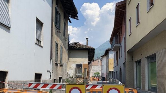 Darfo, chiusa la strada di Montecchio per rischio crollo di un tetto